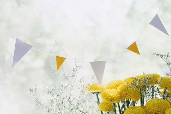 Blick Auf Einen Strauß Gelber Chrysanthemen Einer Vase Fenster Konzept lizenzfreie Stockfotos