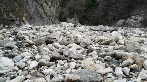 Вид Сухе Ліжко Гірської Річки Величезними Каменями Скелястим Гірським Схилом — стокове відео