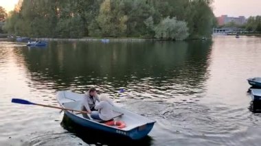- Rusya. Moskova. Izmailovsky Parkı. 12.09.2020 İnsanlar akşam saatlerinde teknelerle parka açılır..