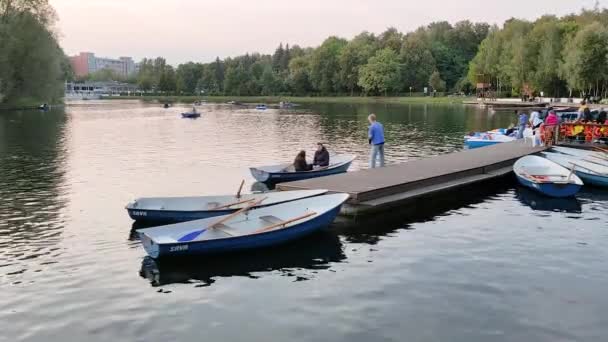 Rusia Moscú Parque Izmailovsky 2020 Hombre Una Mujer Navegaron Barco — Vídeo de stock