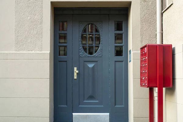 Вид Голубую Входную Дверь Красный Почтовый Ящик Многоквартирном Доме — стоковое фото
