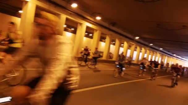 Россия Москве 2019 Вид Колонну Людей Едущих Велосипедах Тоннелю Участвующих — стоковое видео