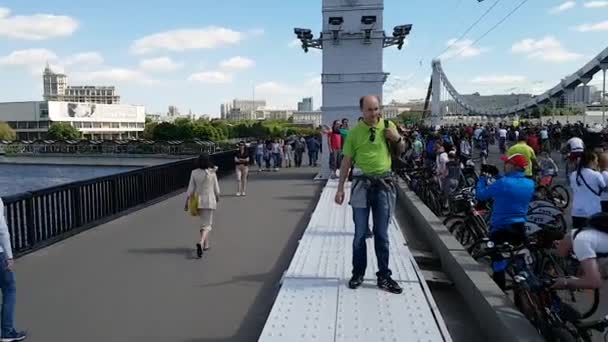 Rusia Moscú 2019 Vista Una Columna Móvil Ciclistas Cruzando Puente — Vídeo de stock