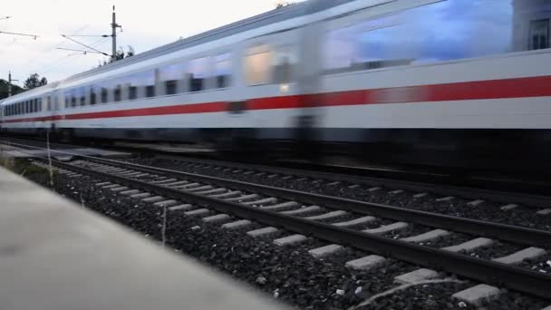 Vista Tren Pasajeros Movimiento Través Cruce Ferroviario Austria — Vídeo de stock