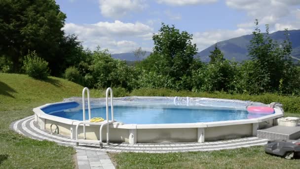 Vista Piscina Redonda Rua Contra Fundo Das Montanhas Lado Qual — Vídeo de Stock