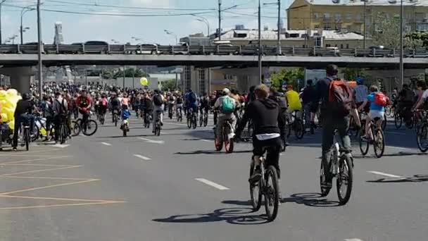 Ryssland Moskva 2019 Utsikt Över Rörlig Pelare Cyklister Längs Garden — Stockvideo