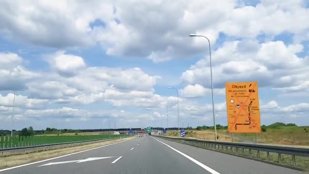 Widok przez przednią szybę samochodu na europejskiej autostradzie, która jest naprawiana. — Wideo stockowe