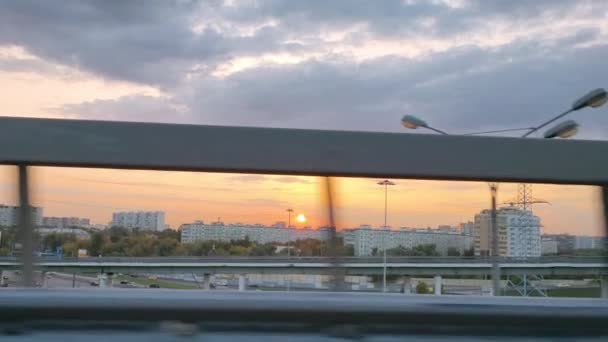 26.09.2020 Moscou. Russie Vue par la fenêtre latérale d'une voiture qui quitte l'autoroute depuis l'échangeur le soir au coucher du soleil avec vue sur la ville. — Video