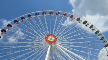 Avusturya, Viyana 'da bir lunaparkta dönen dönme dolap manzarası..