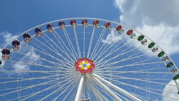 Veduta di una ruota panoramica in un parco divertimenti in Austria a Vienna.. — Video Stock