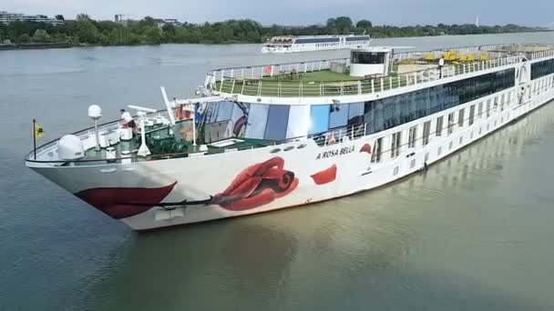 Austria. Vena. 08.07.2019 El ferry Arosa bella sale del muelle de Viena y da un giro en U por el río Danubio.. — Vídeo de stock