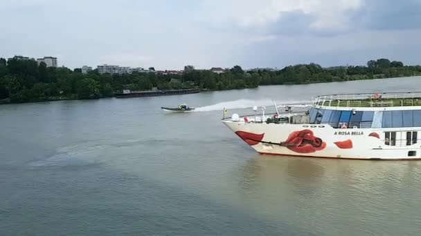 Austria. Vena. 08.07.2019 El ferry Arosa bella sale del muelle de Viena y da un giro en U por el río Danubio.. — Vídeos de Stock