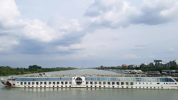 Autriche. Veine. 08.07.2019 Le ferry Arosa bella quitte la jetée de Vienne et fait demi-tour sur le Danube.. — Video