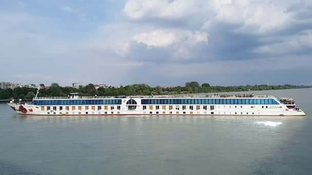 Austria. Vena. 08.07.2019 El ferry Arosa bella sale del muelle de Viena y da un giro en U por el río Danubio.. — Vídeos de Stock