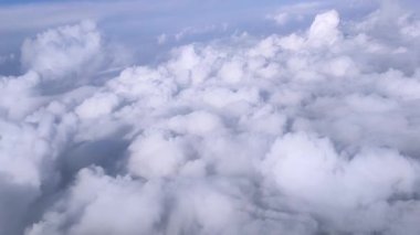Güneşli havada kümülüs bulutlarıyla uçaktan gökyüzüne en üst manzara.