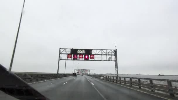 05.05.2021 St. Petersburg. Russland Blick durch die Windschutzscheibe eines Autos, das auf der Autobahn über den Finnischen Meerbusen nach Kronstadt fährt. — Stockvideo