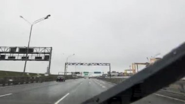 05.05.2021 St. Petersburg. Rusya zaman turları. Otoban boyunca Kronstadt 'a giden bir arabanın ön camından bak..