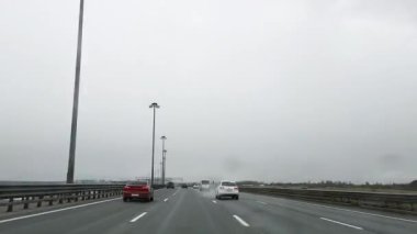 05.05.2021 St. Petersburg. Rusya zaman turları. Yağmurlu havada çevre yolunda bir arabanın ön camından bak.. 