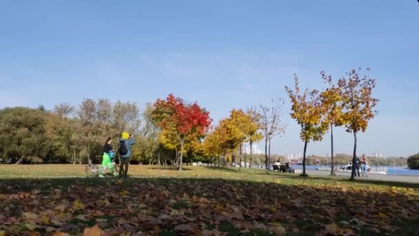 06.10.2020. Moscou. La Russie. Vue des personnes marchant dans le parc Kolomenskoye en automne le long du remblai de la rivière Moscou. — Video