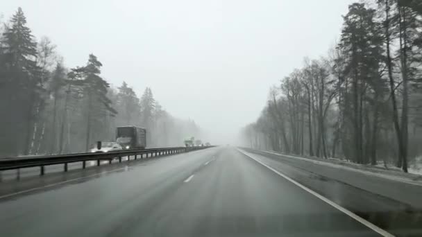 04.03.2021 Mosca. Russia Vista attraverso il parabrezza di un'auto sulla strada Autobahn in inverno su neve pesante. — Video Stock