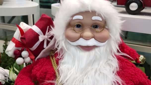 Primo piano vista del giocattolo Babbo Natale essere nel negozio in vendita. — Video Stock