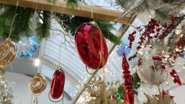 Vánoční složení červených a zlatých koblih, sněhové vločky a různé dekorace. — Stock video