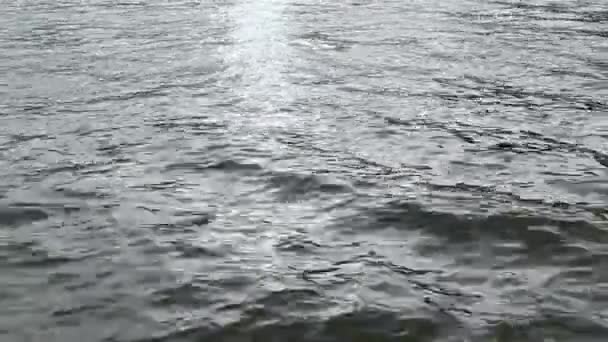 Vue rapprochée de la surface de l'eau de mer au coucher du soleil. — Video