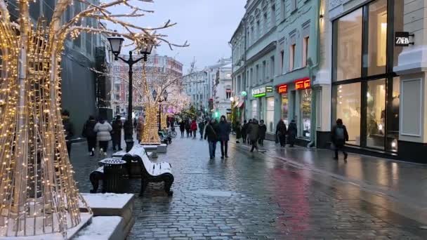 19.12.2020 Moscow Russia People walk along Kuznetsky Most Street decorated with luminous constructions for Christmas and New Year. — Stock Video