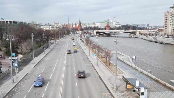 06.04.2021 Mosca. Russia Vista dall'alto della strada con la guida di auto sullo sfondo del Cremlino, del fiume Mosca e del parco Zaryadye. — Video Stock