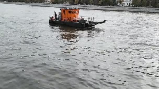 03.10.2020 Moskou Rusland 's Avonds vaart er een oranje schuit langs de rivier de Moskou binnen de stadsgrenzen. — Stockvideo