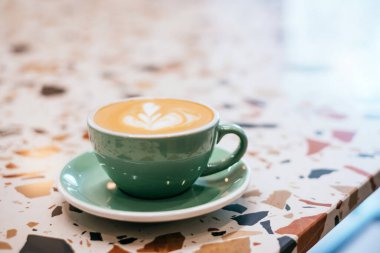 Bir fincan kahve ve güzel latte sanatı.