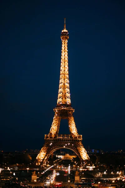 Verlichte Eiffeltoren 's nachts van Trocadero — Stockfoto