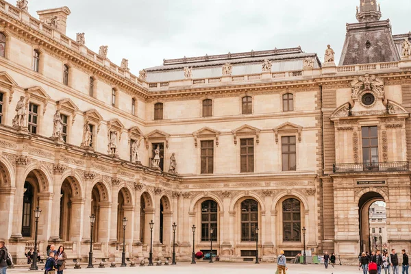 Vista sobre a fachada do Museu do Louvre — Fotografia de Stock