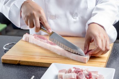 Şef çizgili domuz dilimlenmiş