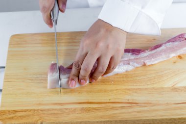 Şef çizgili domuz dilimlenmiş