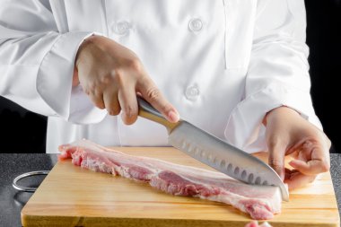 Şef çizgili domuz dilimlenmiş
