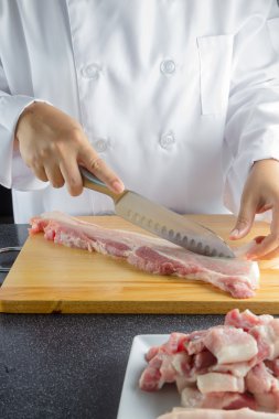 Şef çizgili domuz dilimlenmiş