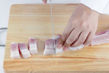 Şef çizgili domuz dilimlenmiş