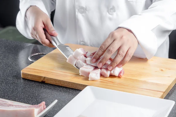 Chef cortado carne de porco entremeada — Fotografia de Stock