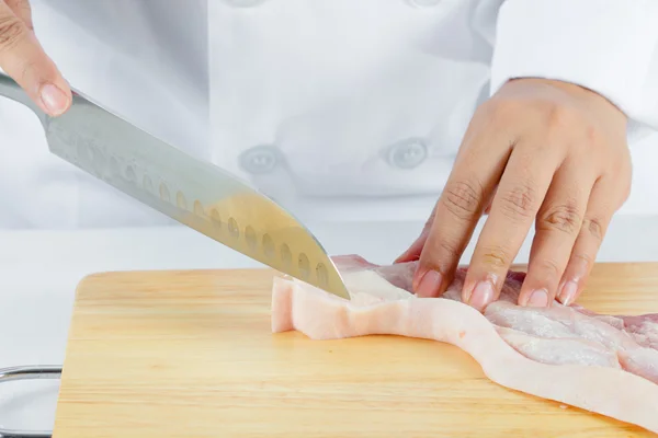 Chef-kok gesneden buikspek varkensvlees — Stockfoto