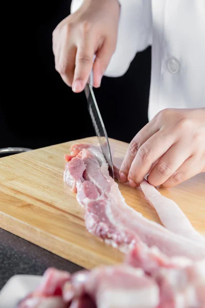 Chef cortado carne de porco entremeada — Fotografia de Stock
