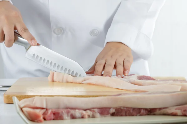 Chef-kok gesneden buikspek varkensvlees — Stockfoto