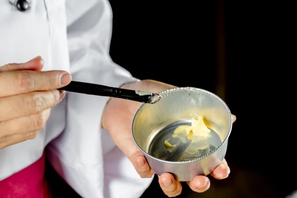 Chef usando escova de pastelaria — Fotografia de Stock