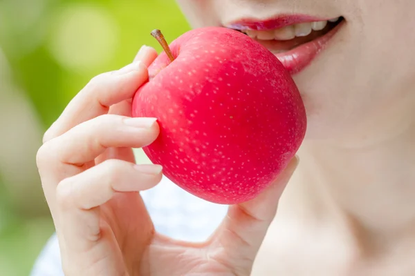 Vrouwen eten apple — Stockfoto