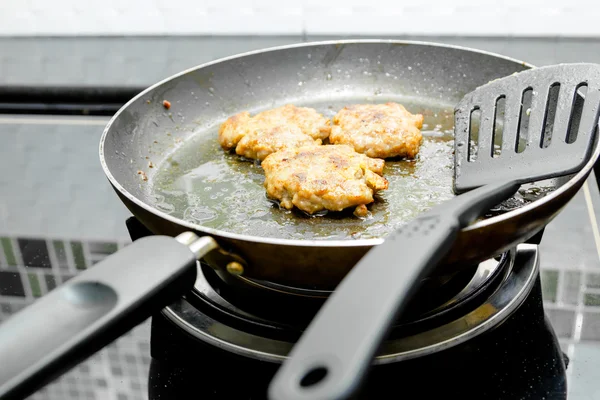 Grilla hamburgare i stekpanna — Stockfoto