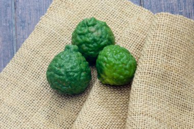 Bergamot ve kumaş üzerine soğan