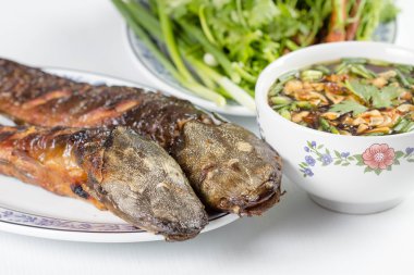 Tayland yemekleri ızgara yayın balığı 