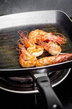 Tavada kızarmış karides