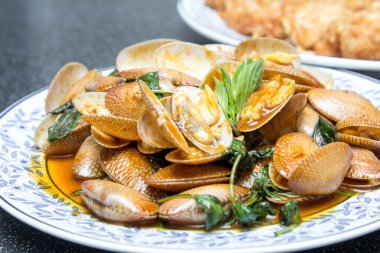 Kızarmış istiridye deniz ürünleri 