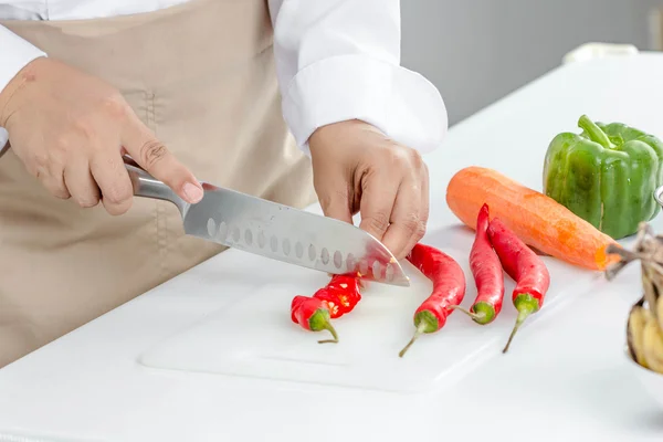 Chef-kok snijden van chili — Stockfoto